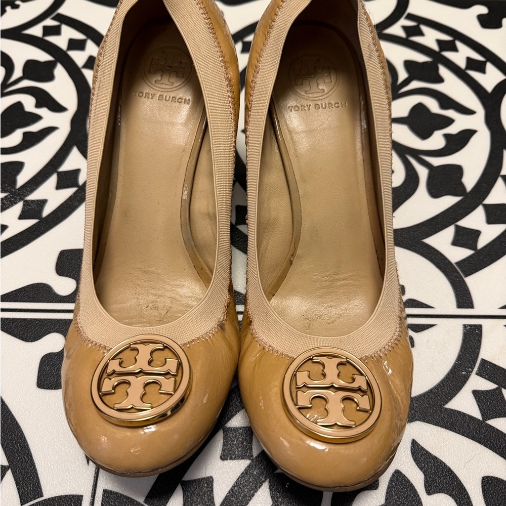Tory Burch Beige Patent Leather wedges